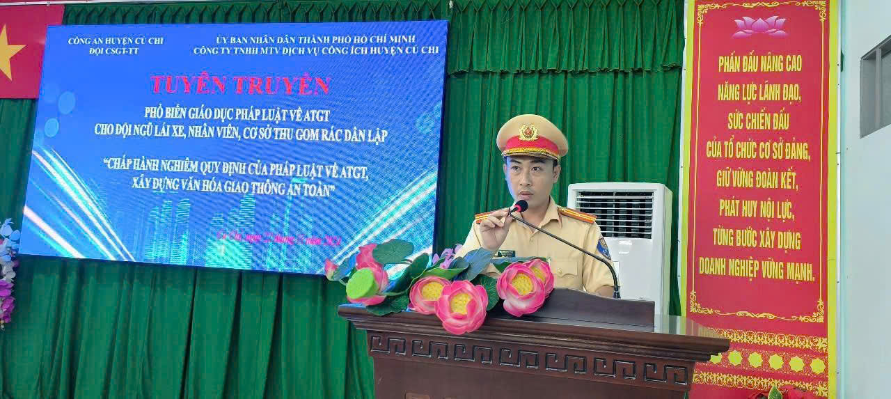 Tuyên truyền, phổ biến pháp luật về trật tự ATGT, kỹ năng tham gia giao thông an toàn cho cán bộ, công nhân viên công ty TNHH MTV Dịch vụ công ích Huyện